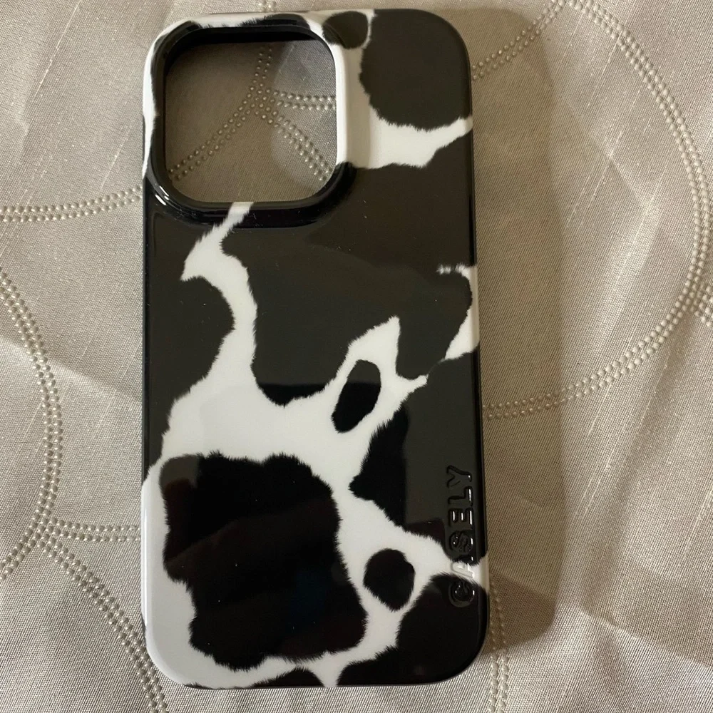 NWOT Casely Current MOOd Cow Print iPhone Case